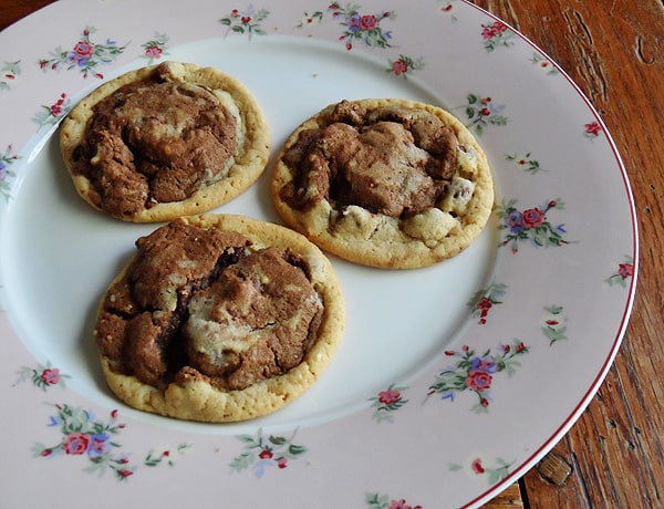 Bolinhos de microplaqueta de chocolate da pilha dobro