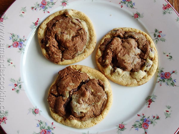 Bolinhos de microplaqueta de chocolate da pilha dobro