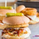 Sanduíches de frango grelhado para churrasco Bourbon: Frango grelhado com molho de Bourbon para churrasco, salada de repolho, queijo Provolone e um anel de cebola