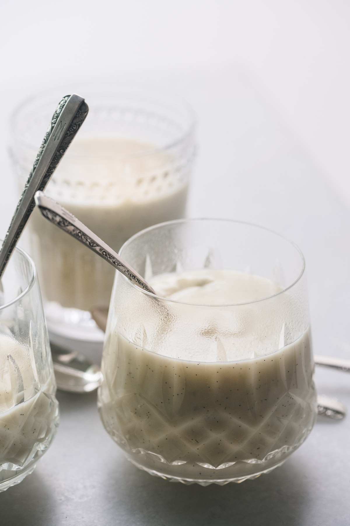 Pudim de baunilha do Kentucky Bourbon ~ Um pudim de baunilha espesso, clássico e cremoso enriquecido com bourbon é uma sobremesa adulta irresistível e reconfortante! # fácil # receita # uísque # sobremesas #eggyolks # simples # melhor # creme Pudim de feijão de baunilha de Kentucky Bourbon em copos com colheres