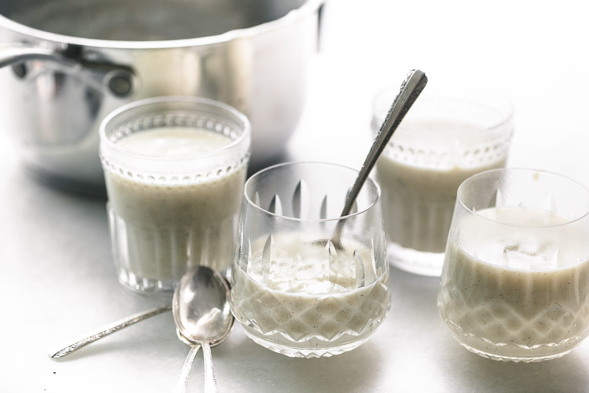 Pudim de baunilha do Kentucky Bourbon ~ Um pudim de baunilha espesso, clássico e cremoso enriquecido com bourbon é uma sobremesa adulta irresistível e reconfortante! # fácil # receita # uísque # sobremesas #eggyolks # simples # melhor # creme fazendo pudim de baunilha Kentucky Bourbon