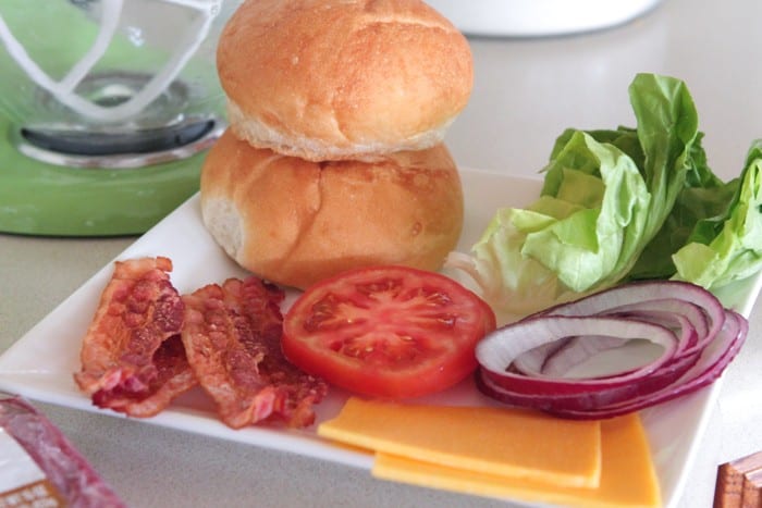 Cheeseburgers com bacon e bacon Siracha Ranch