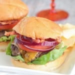 Cheeseburgers com bacon e bacon Siracha Ranch