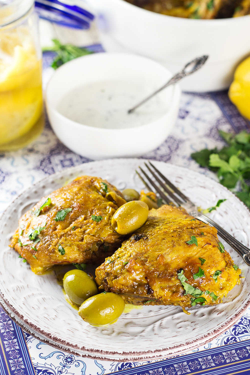 Este tagine de frango marroquino é cheio de sabor! Infundido com açafrão e temperado com limões em conserva, ele se tornará o seu favorito! | cocinartheglobe.com