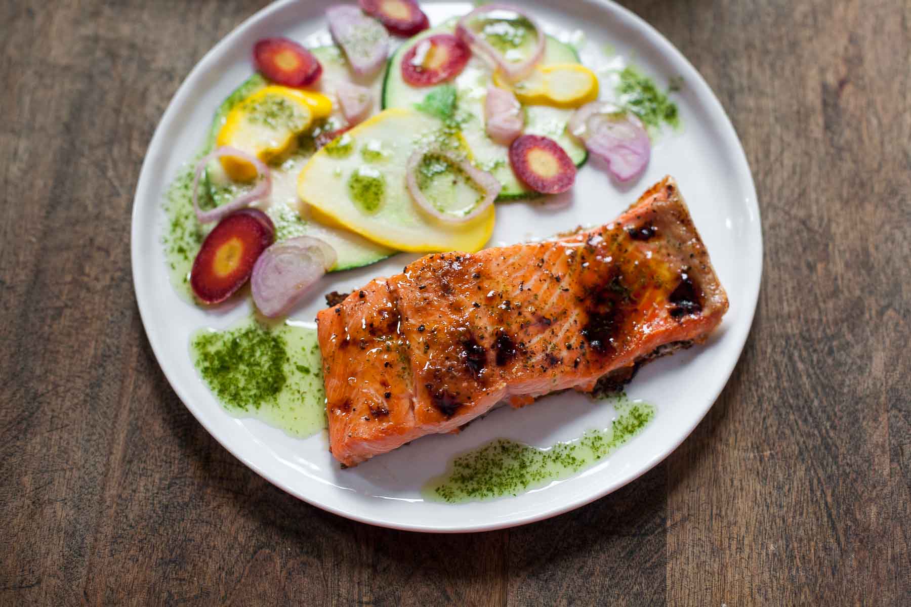 Salmão caramelizado com óleo de manjericão e legumes em conserva no Chile # 30MinuteMondays | acalculatedwhisk.com 