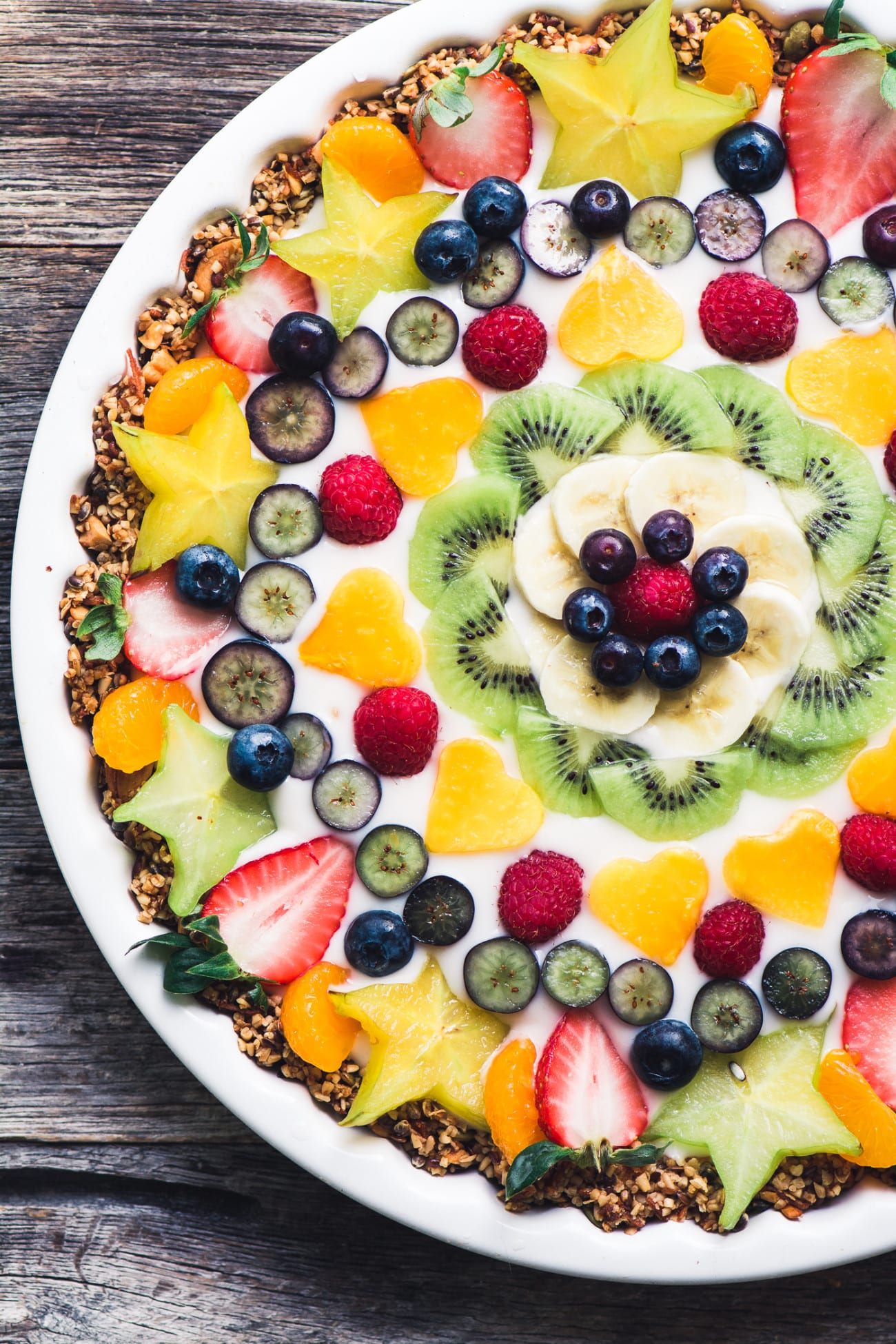 una tarta de frutas y yogurt no lácteo en una sartén blanca 