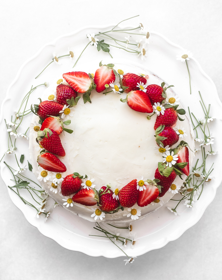 Um bolo de morango fácil com flores em uma bandeja branca