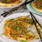 Ovo de vegetais Foo Young é uma opção perfeita para o café da manhã chinês-americano sem carne. Cheio de brotos de feijão, castanhas de água e cogumelos! | cocinartheglobe.com