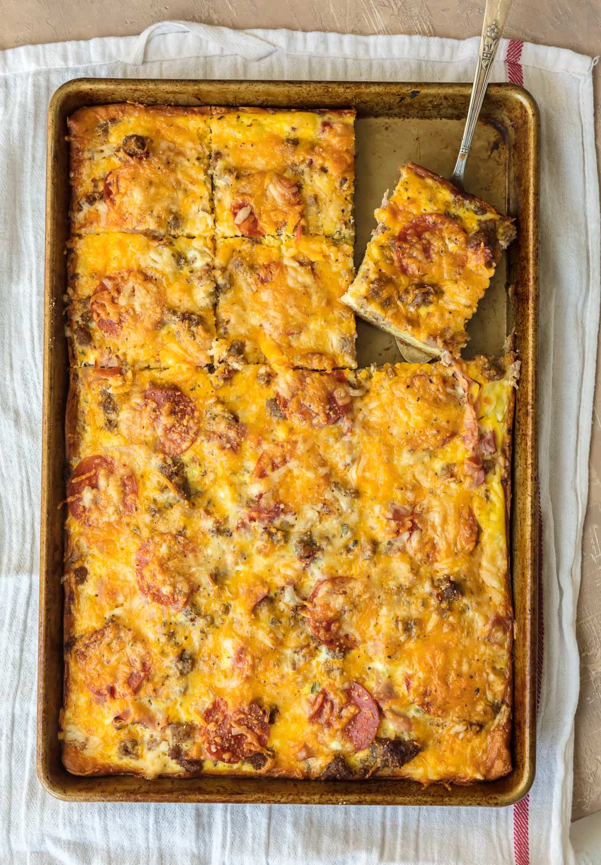 Pizza para amantes de carne no café da manhã! Feito com ovos, croquetes de batata, queijo e carne.