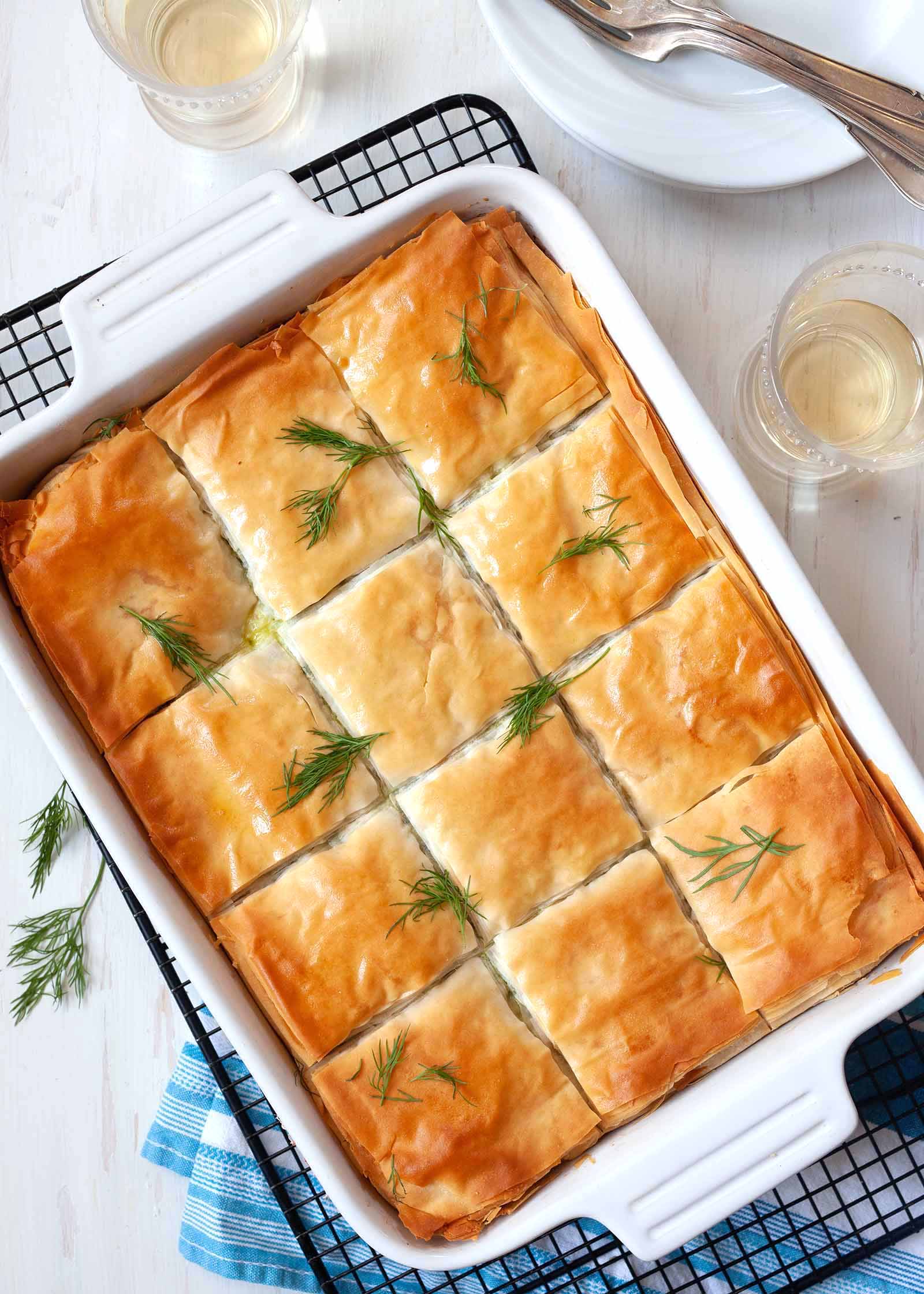 Torta caseira de espinafre grego (Spanakopita) Caçarola