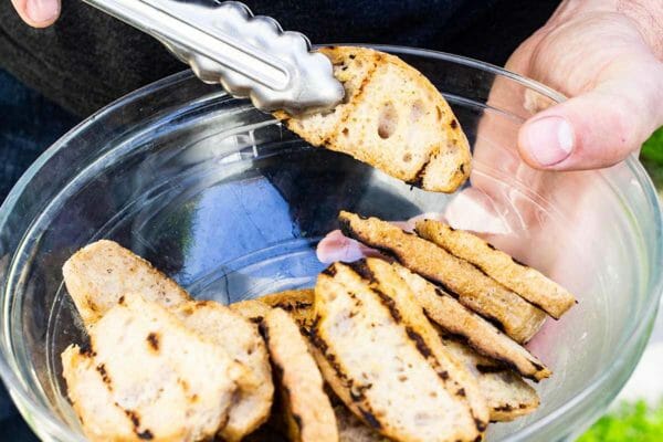 Receita de salada de frango Caesar deixa o pão de lado