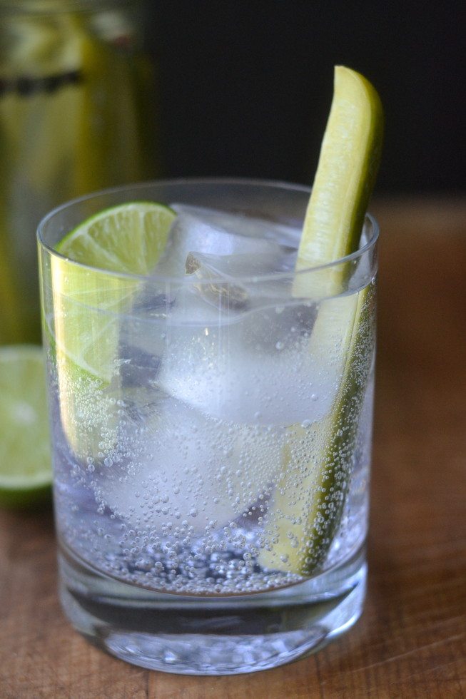 Foto de coquetel com uma geladeira de gin em conserva e tônico.