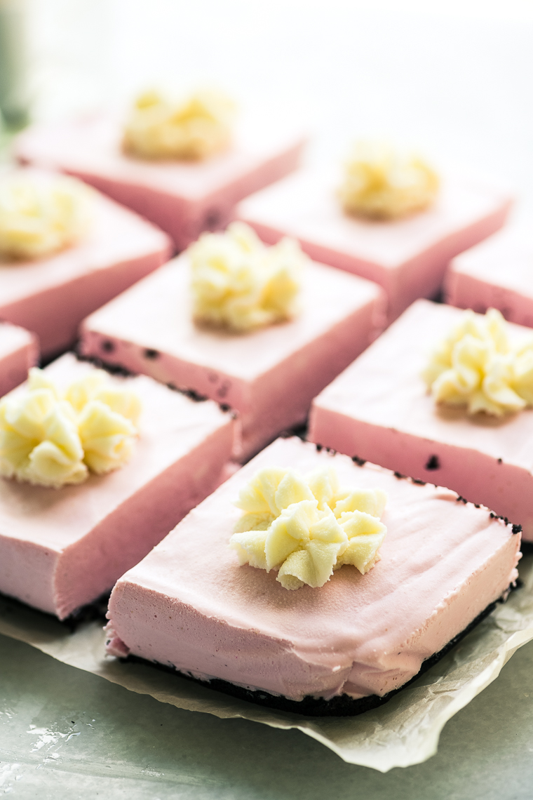corte sem assar quadrados de cheesecake com morangos