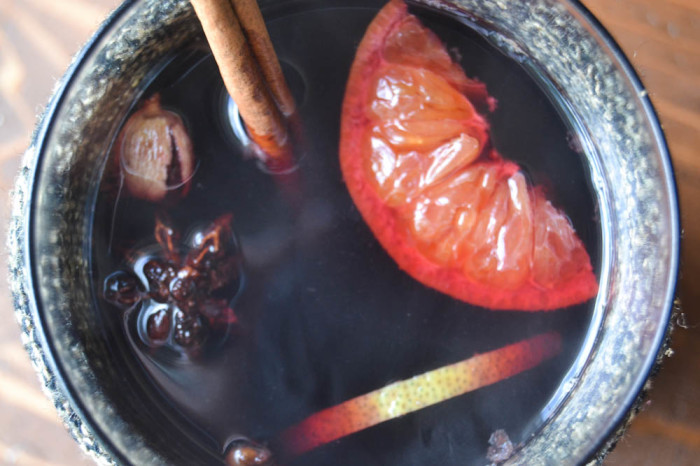 Uma xícara fumegante de vinho quente
