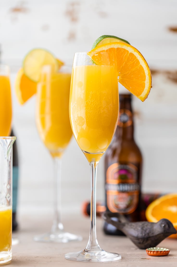 mimosa com fatias de laranja