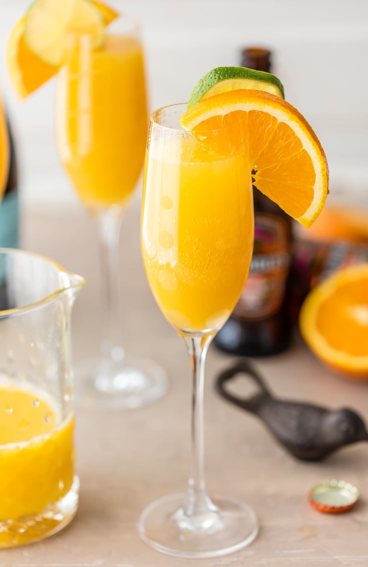 mimosa cerveja de gengibre em uma taça de champanhe
