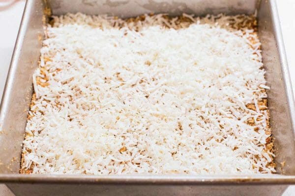 Barras mágicas com manteiga de amendoim e pretzels adicionam o coco