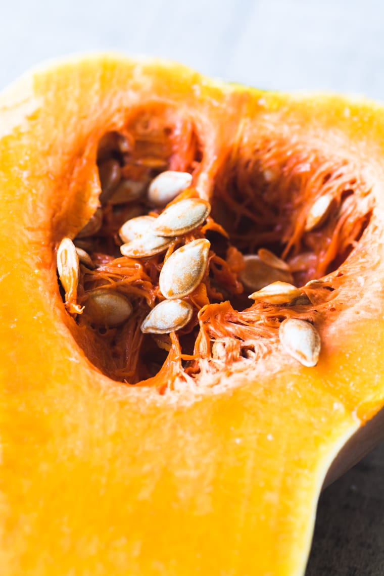 ¡Cómo tostar semillas de calabaza ~ cinco maneras! Una calabaza moscada, cortada por la mitad