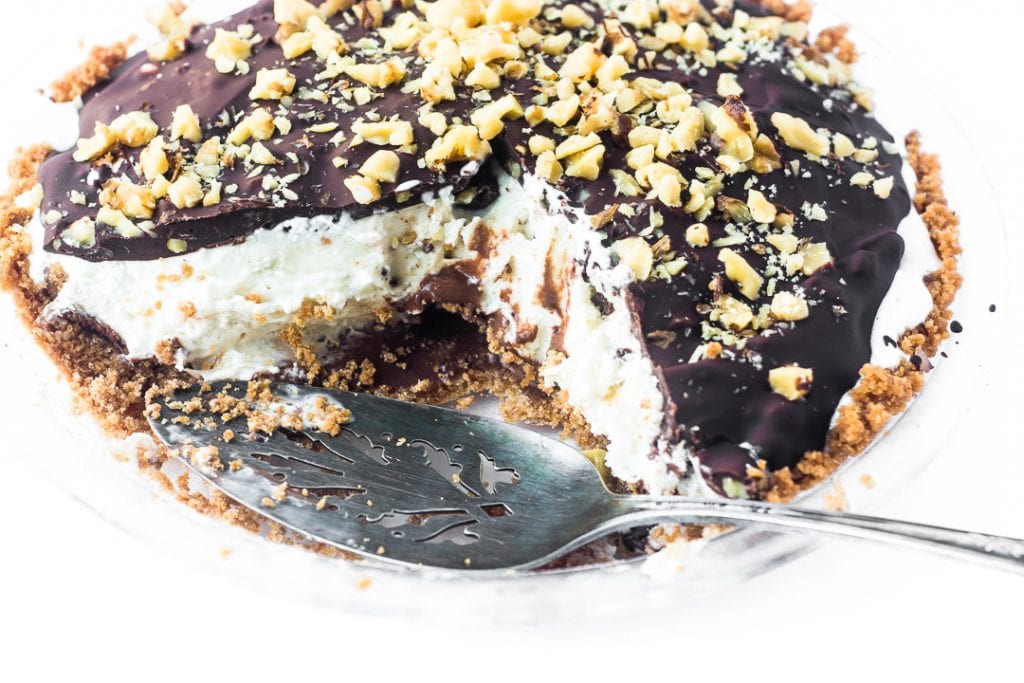 Me reservo el derecho de consentir, una o dos veces, sin hacer preguntas, en algunos alimentos especiales que me ayudan a celebrar el cambio de estación --- este Drumstick Ice Cream Pie, inspirado en una de las delicias más memorables del verano, cae en esa categoría .