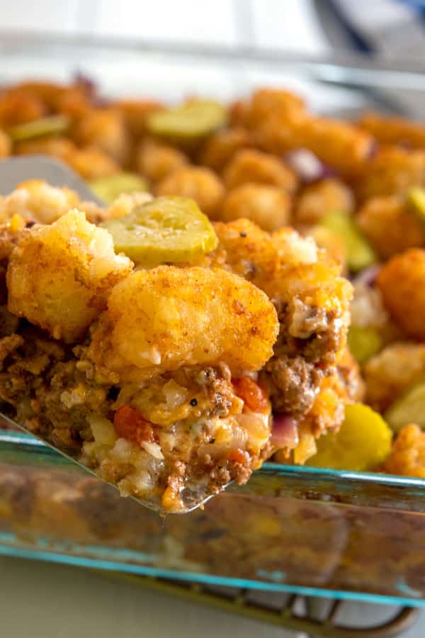 Colher de espátula de cheeseburger para caçarola tater tot - carne moída com pequenos