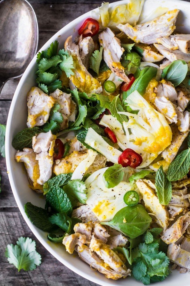 Salada de açafrão, frango e ervas em uma tigela branca