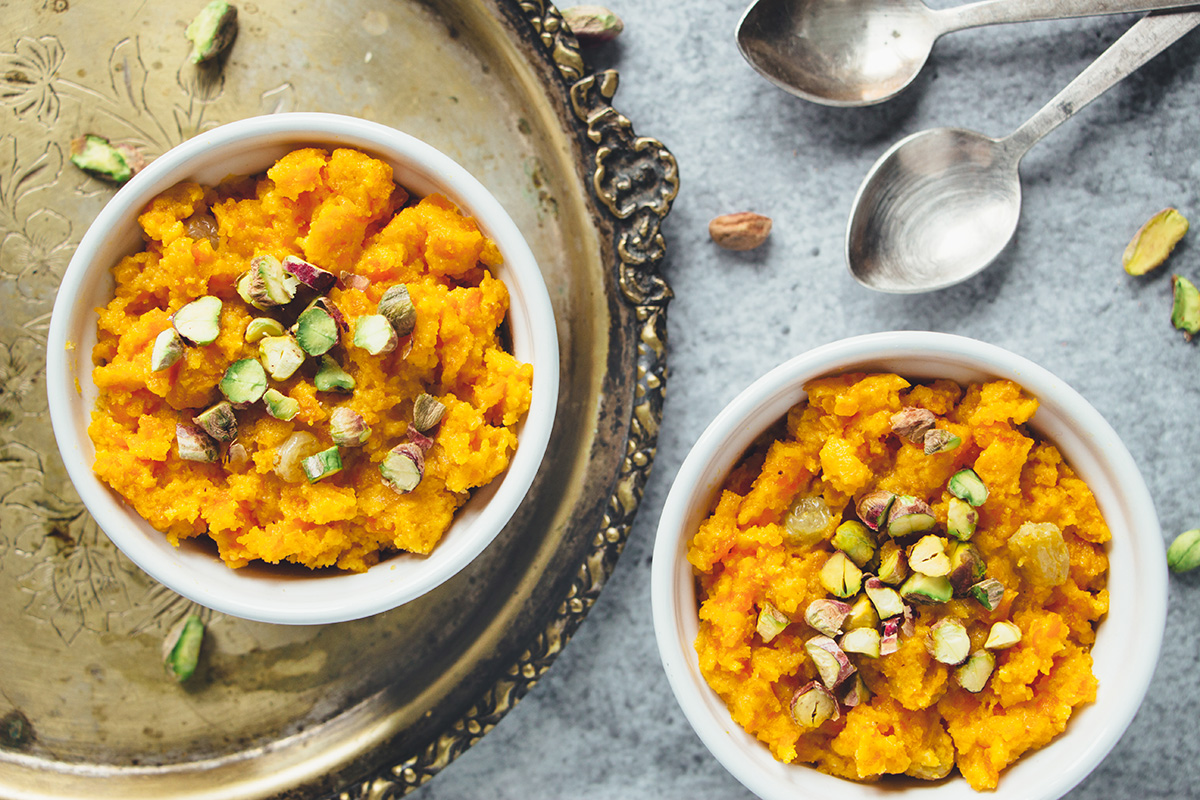 Gajar Ka Halwa Ă© uma conhecida sobremesa indiana de cenoura, composta por cenoura ralada, ghee, leite, açĂșcar e nozes. Infundido com cardamomo, Ă© realmente incrĂvel! | cocinartheglobe.com