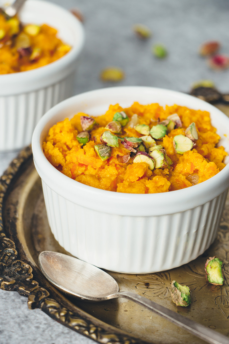 Gajar Ka Halwa Ă© uma conhecida sobremesa indiana de cenoura, composta por cenoura ralada, ghee, leite, açĂșcar e nozes. Infundido com cardamomo, Ă© realmente incrĂvel! | cocinartheglobe.com