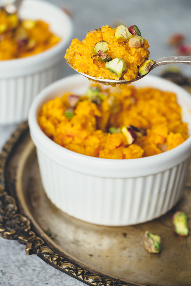 Gajar Ka Halwa Ă© uma conhecida sobremesa indiana de cenoura, composta por cenoura ralada, ghee, leite, açĂșcar e nozes. Infundido com cardamomo, Ă© realmente incrĂvel! | cocinartheglobe.com