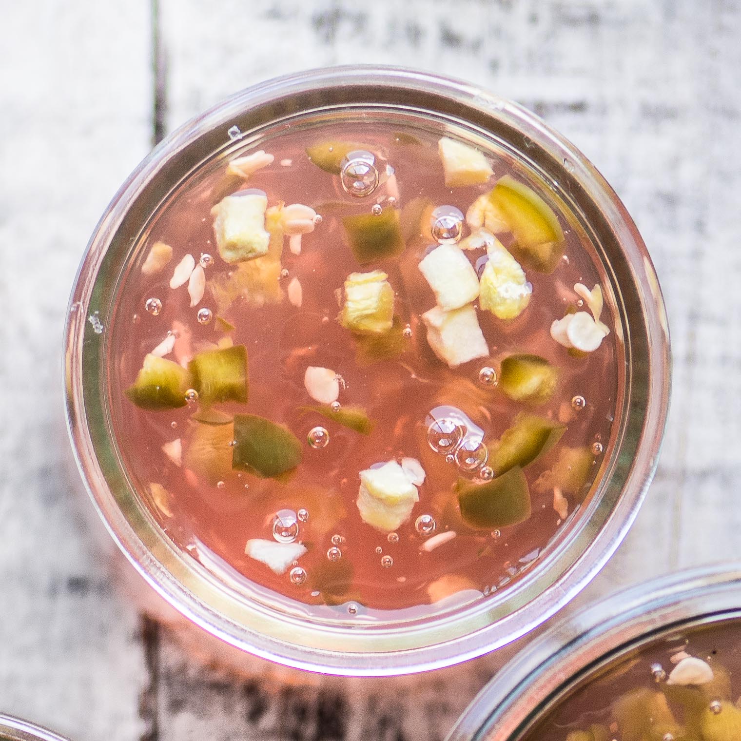 Geléia de pimenta de vinho rosé ~ uma geléia simples de vinho doce / quente que transforma queijo e bolachas em uma experiência gourmet. Esta geleia de pimenta caseira fofa é um presente exclusivo para o anfitrião! 