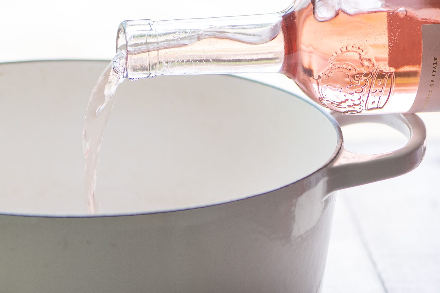 Geléia de pimenta de vinho rosé ~ uma geléia simples de vinho doce / quente que transforma queijo e bolachas em uma experiência gourmet. Esta linda geléia de pimenta caseira é um presente exclusivo para o anfitrião! 