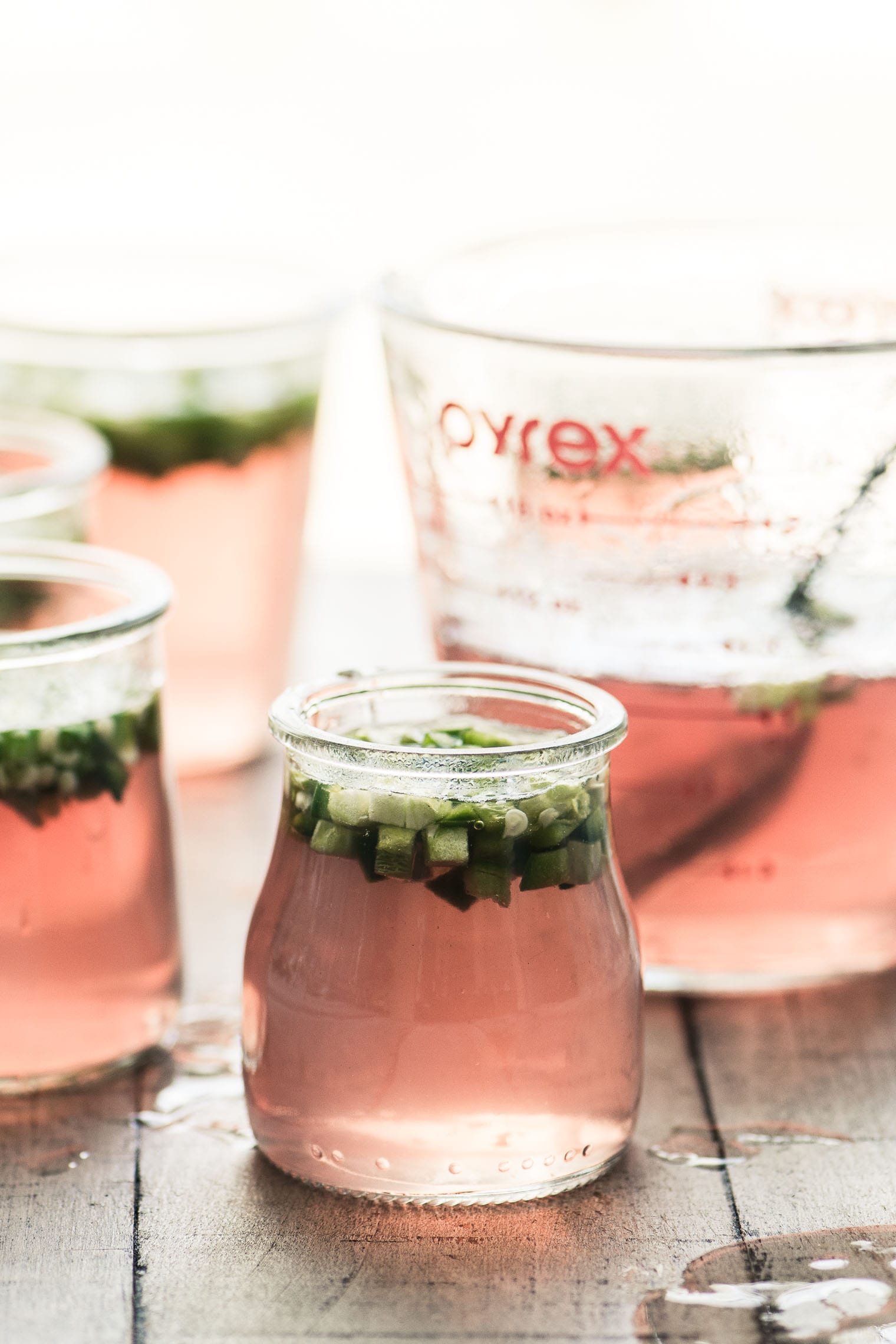 Geléia de pimenta caseira feita com vinho rosé ~ a cor é linda e o sabor é ardente!