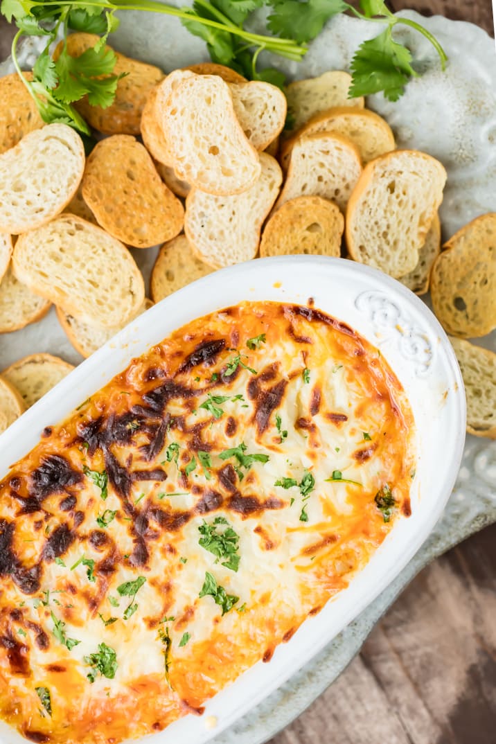 olla de barro queso fundido rodeado de pan tostado