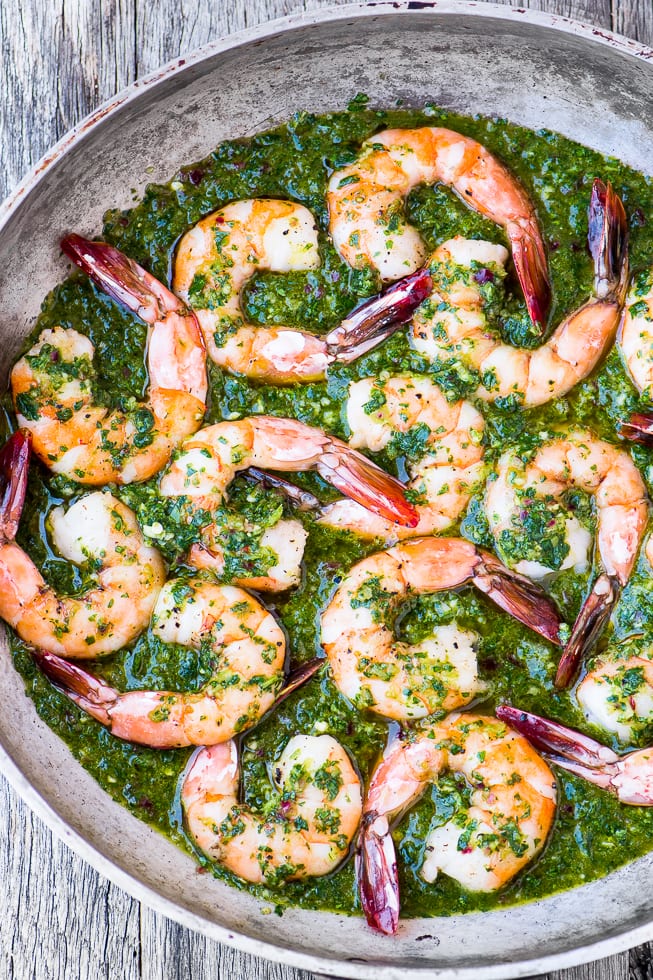 Camarão Chimichurri com molho verde-claro em uma frigideira