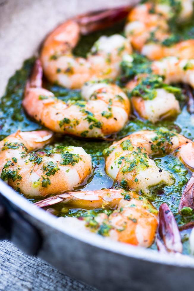 Camarão Chimichurri cozinhar em uma panela
