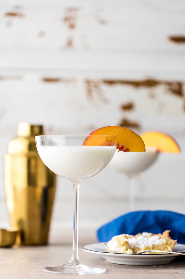 Esta receita de Martini de bolo de manteiga pegajosa é uma maneira deliciosa de beber sua sobremesa! É feito com os sabores de chocolate branco, avelã, baunilha e brandy de caramelo para um coquetel cremoso, indulgente e decadente. Se você já comeu um bolo de manteiga, esta bebida vai lhe dar a mesma sensação incrível! bolo de manteiga pegajosa martini