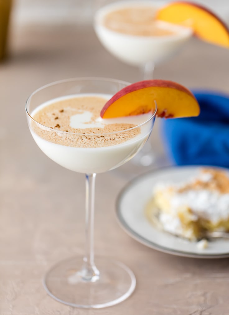 Esta receita de Martini de bolo de manteiga pegajosa é uma maneira deliciosa de beber sua sobremesa! É feito com os sabores de chocolate branco, avelã, baunilha e brandy de caramelo para um coquetel cremoso, indulgente e decadente. Se você já comeu um bolo de manteiga, esta bebida vai lhe dar a mesma sensação incrível! bebida cremosa de martini