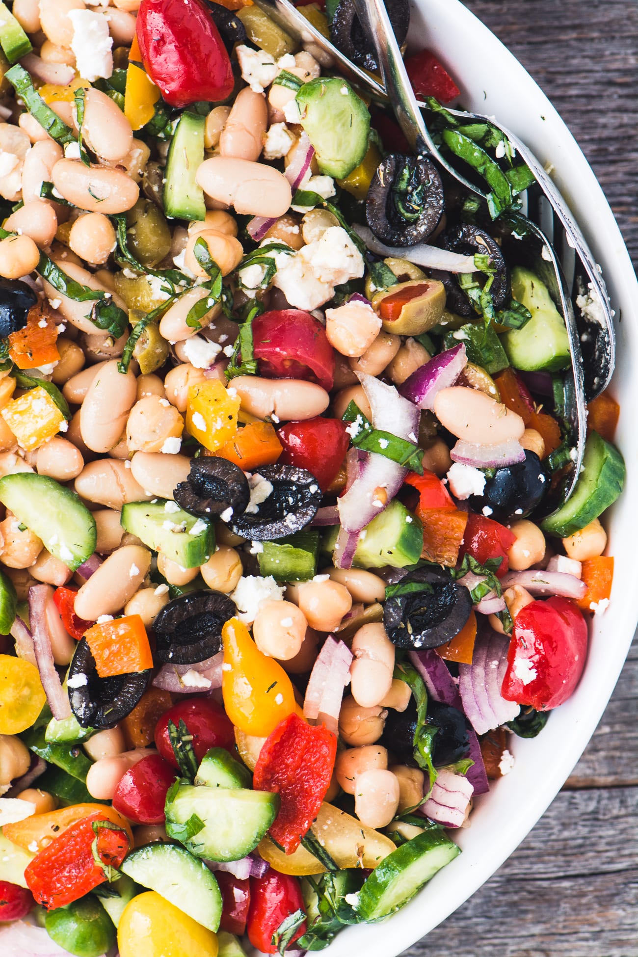 Salada de feijão Mediterrâneo colorida e saudável em tigela branca