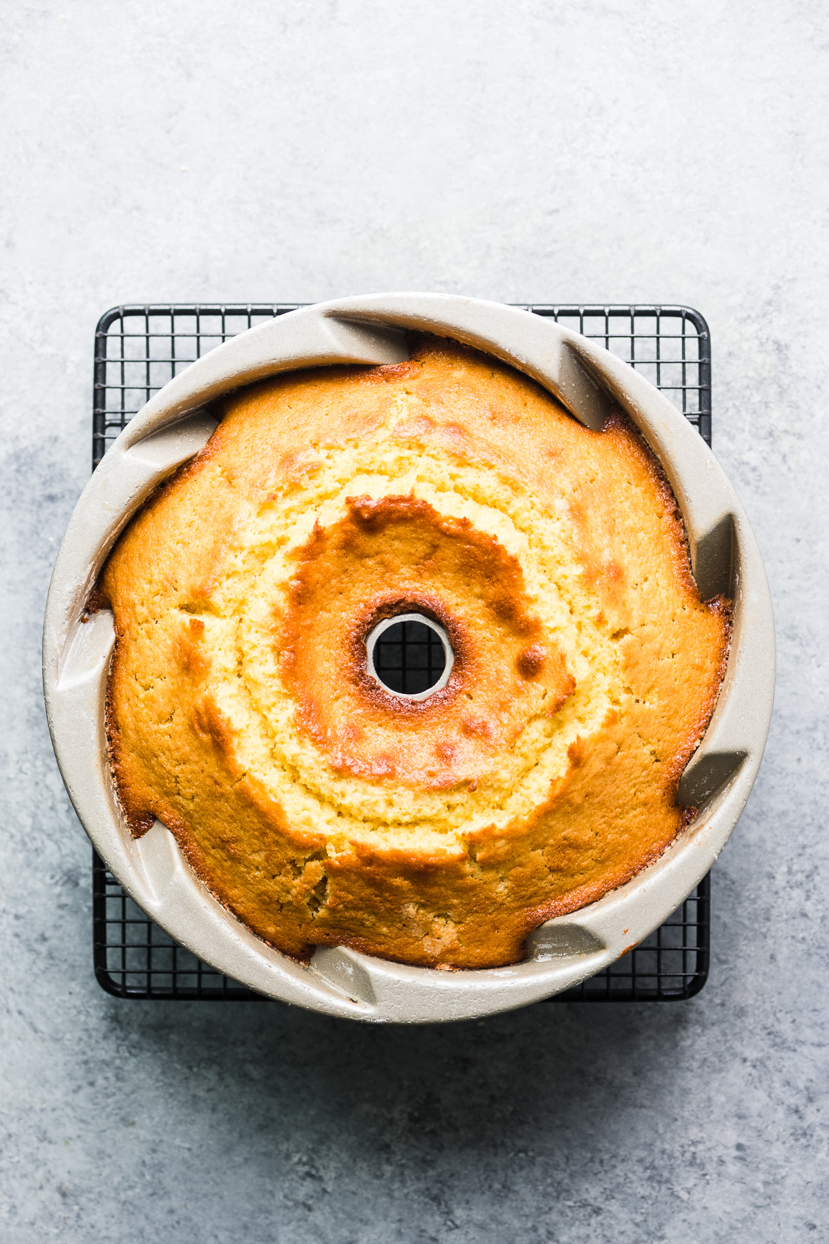 Bolo de laranja fresco do forno
