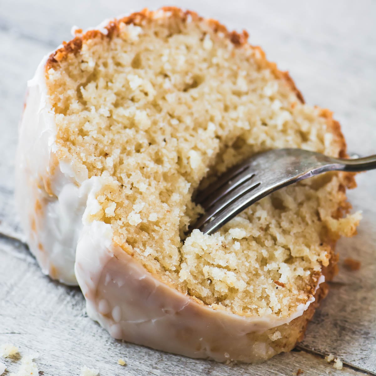 Uma fatia de bolo de donut vitrificado à moda antiga com um garfo