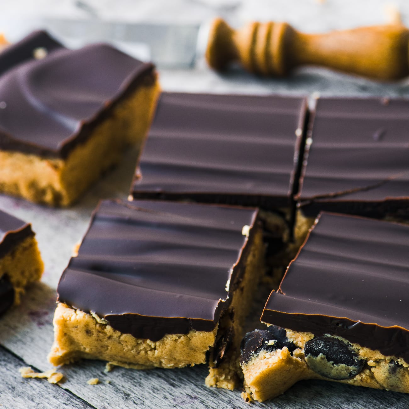 Barras de massa para biscoitos de manteiga de amendoim com pedaços de chocolate não cozidos ~ Essas barras fáceis são praticamente o sonho de um amante de massa de biscoitos.
