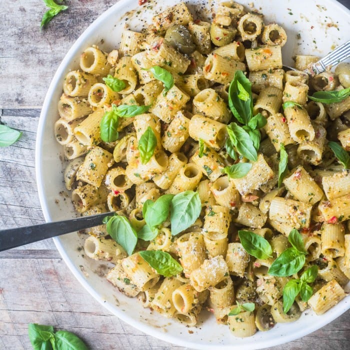 A pasta de amêndoa e anchova da Sicília é uma refeição saudável e incomum de 30 minutos.