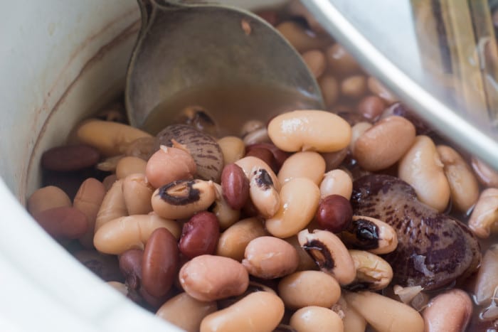 Cozinhar feijão para presunto cremoso e sopa de feijão ~ theviewfromgreatisland.com