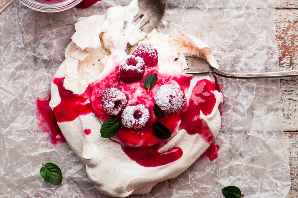 Pavlova de frambuesa con crema batida y bayas