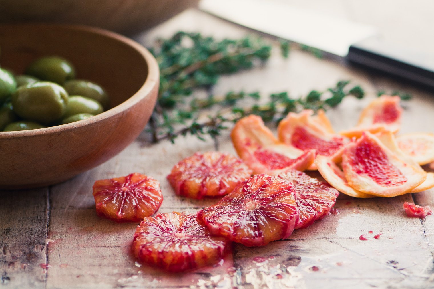 Fatiar laranjas de sangue para frango assado com laranjas e azeitonas