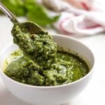  Frango dourado macio, coberto com molho cremoso de pesto com macarrão e tomate. Uma deliciosa refeição de inspiração italiana que pode alimentar uma multidão. Facilmente dobrar por mais de 4, a família adora! Www.keviniscooking .com 