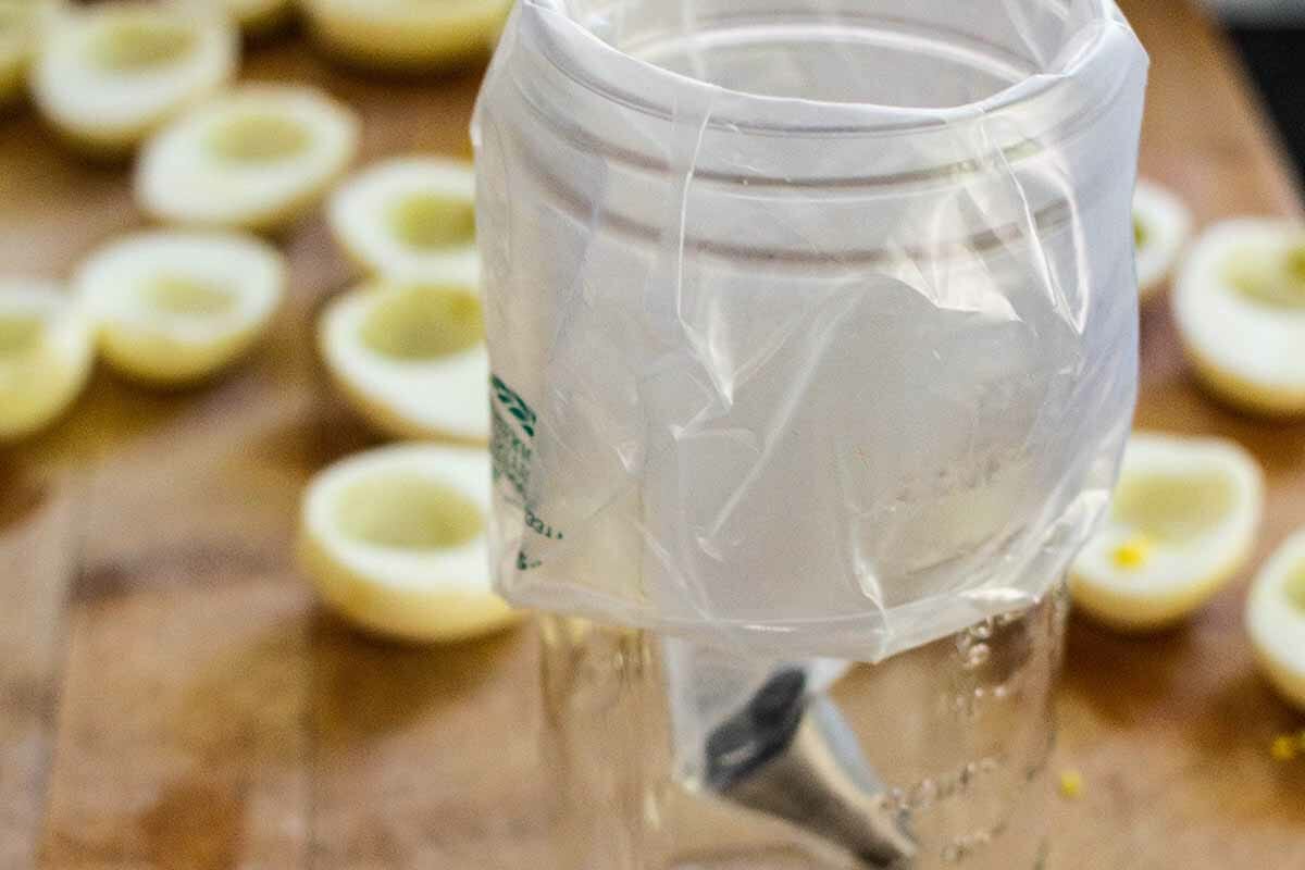 Ovos recheados picantes com kimchi fazem um saco de confeitar