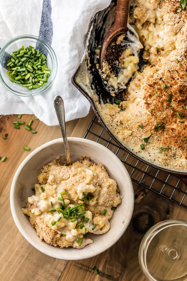 Uma tigela de macarrão com queijo ao lado de uma frigideira