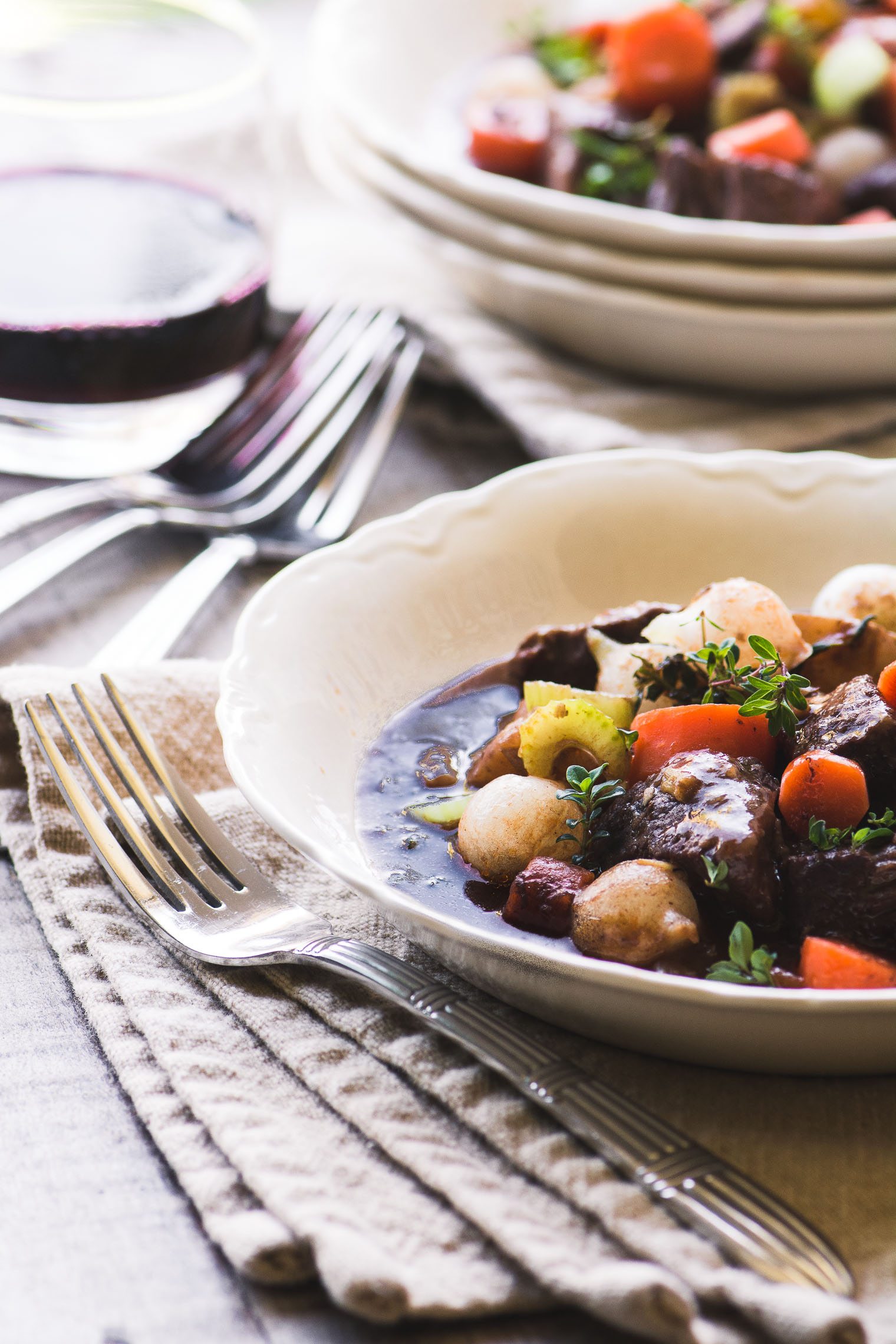 Bourguignon de carne instantânea em tigelas brancas
