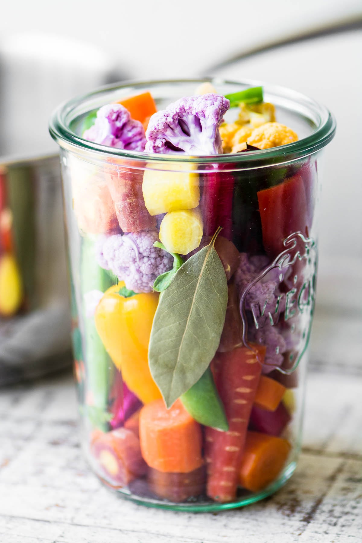 um pote grande de legumes em conserva giardiniera em arco-íris
