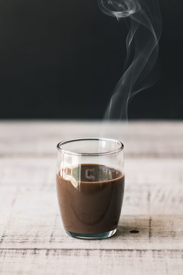 Cozinhar Nutella potável em um copo pequeno